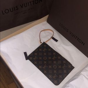 LOUIS VUITTON authentic zippered clutch/pochette